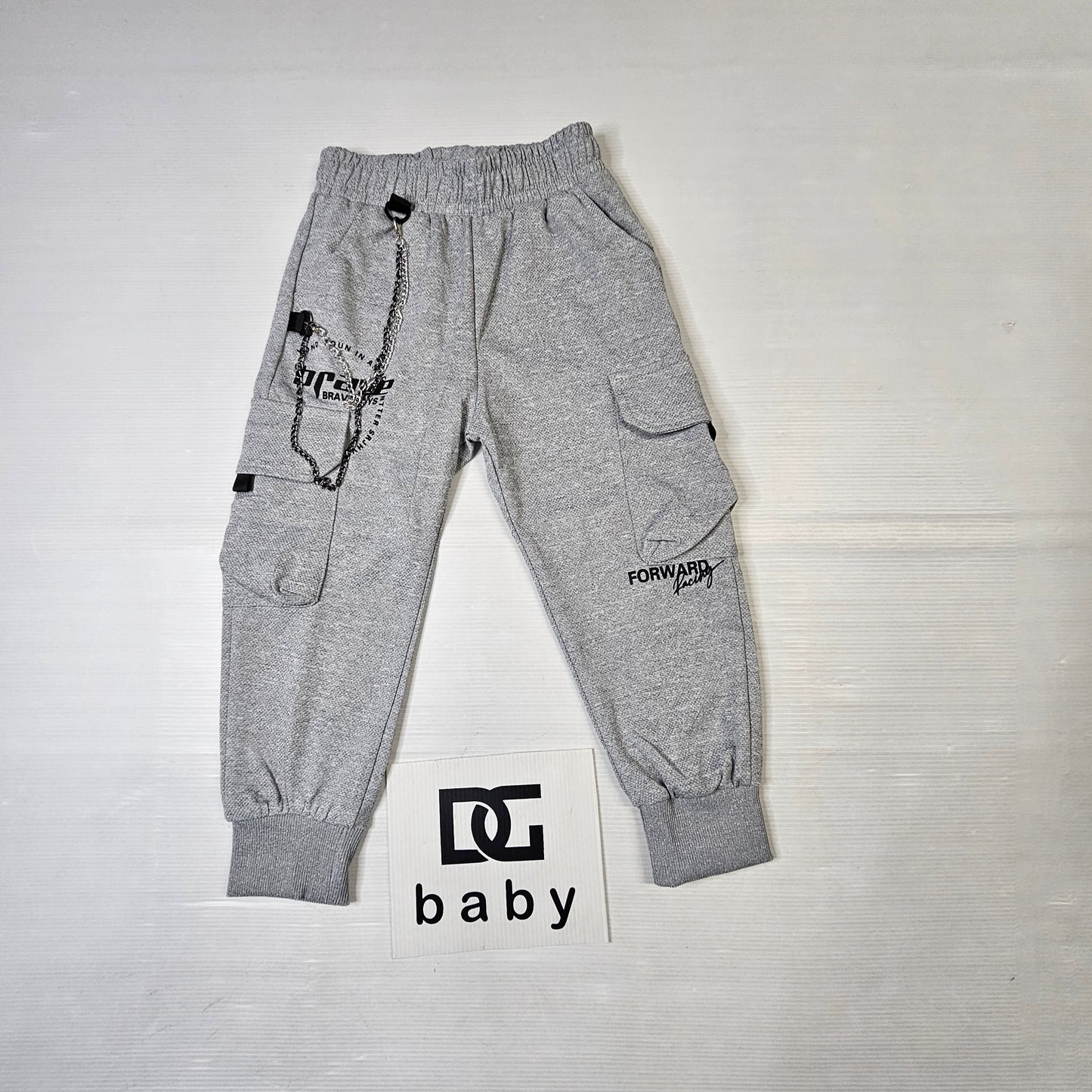 Pantalone bambino cargo sportivo con tasche e catena