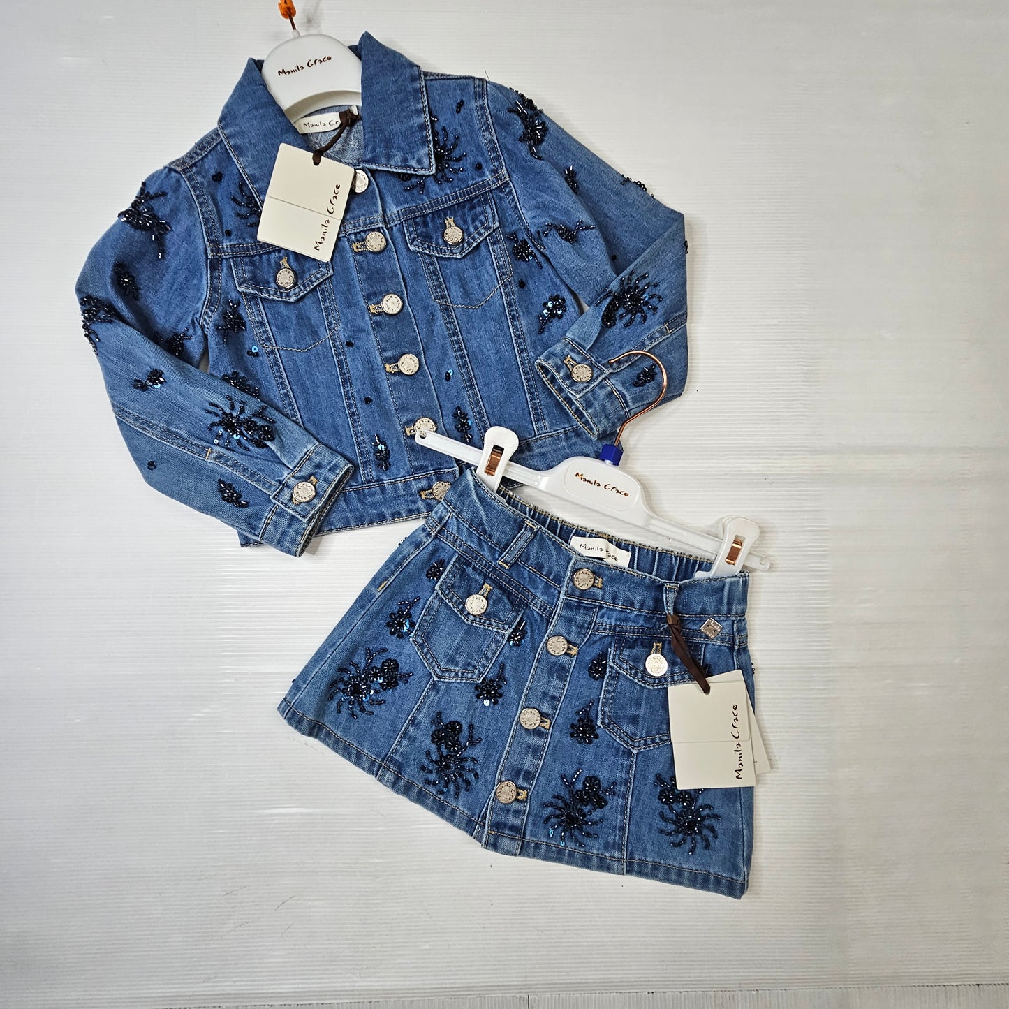 Completo Bambina Manila Grace – Giacca e Gonna in Denim Ricamati