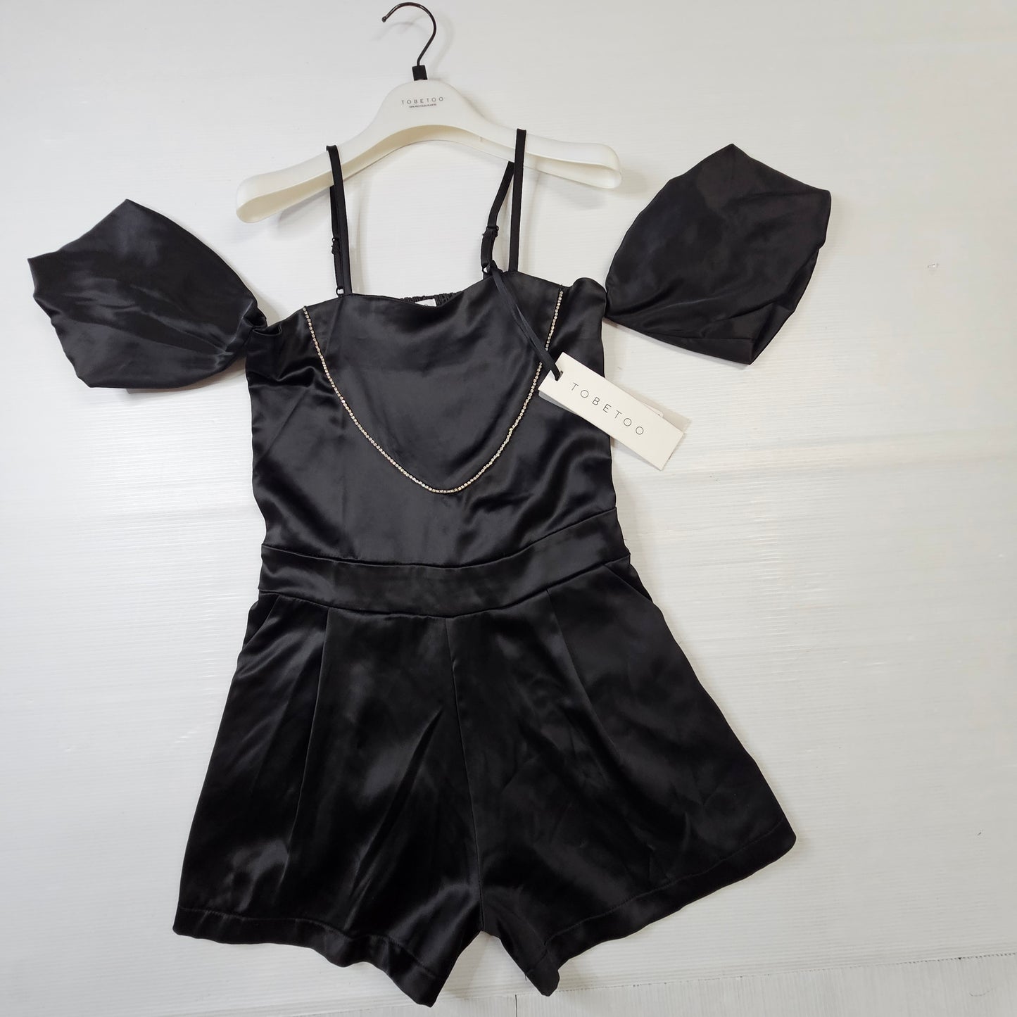 TOB005 Tuta satin nero con strass