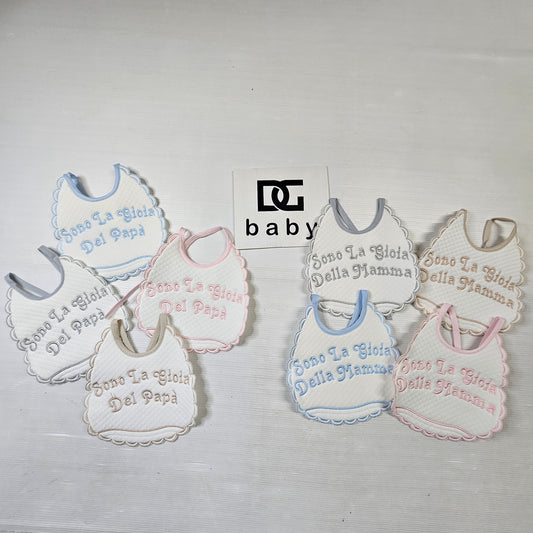 Bavetta ricamata neonato “Gioia di Papà / Gioia di Mamma” – Art. IR389/2 🍼✨