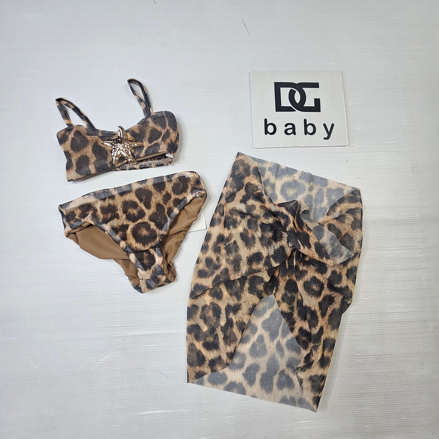 Costume Neonata Leopard Chic – Bikini con Pareo Coordinato