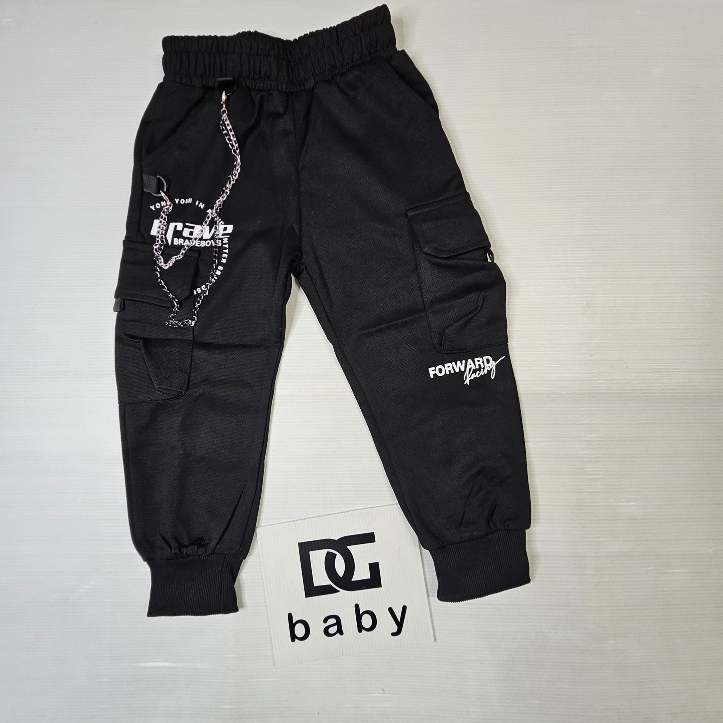 Pantalone bambino cargo sportivo con tasche e catena