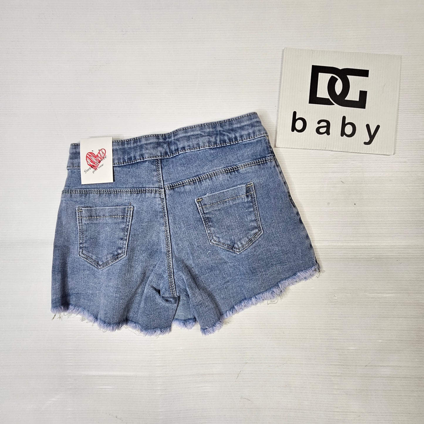 Shorts gonna bambina in denim con pieghe e fondo sfrangiato