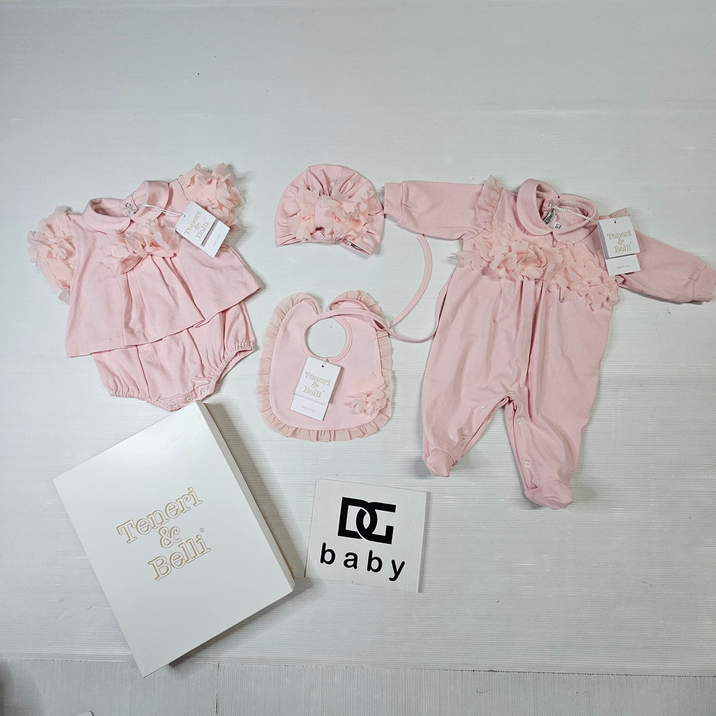 Set neonata bavetta e cappellino rosa con dettagli floreali – TENERI & BELLI