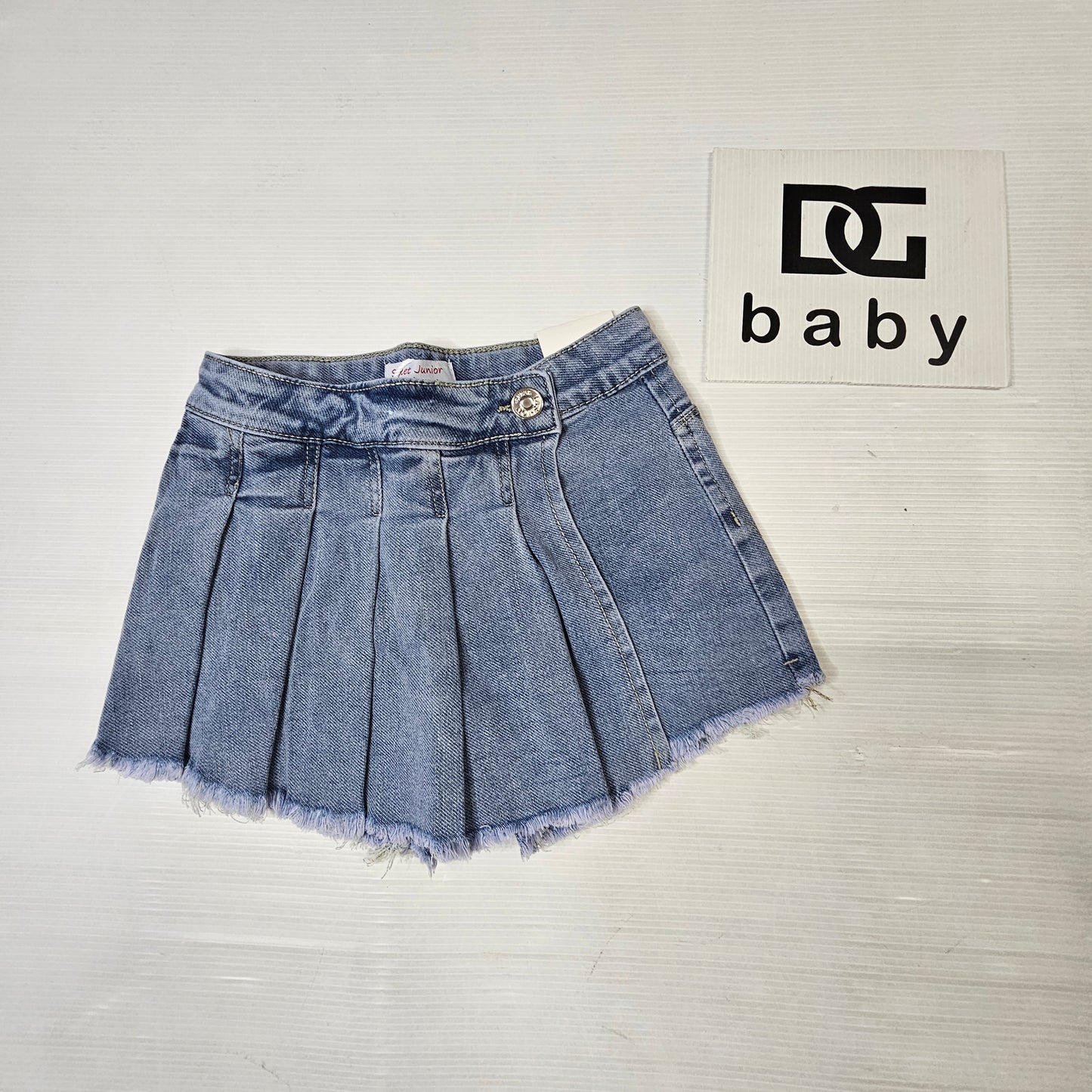 Shorts gonna bambina in denim con pieghe e fondo sfrangiato