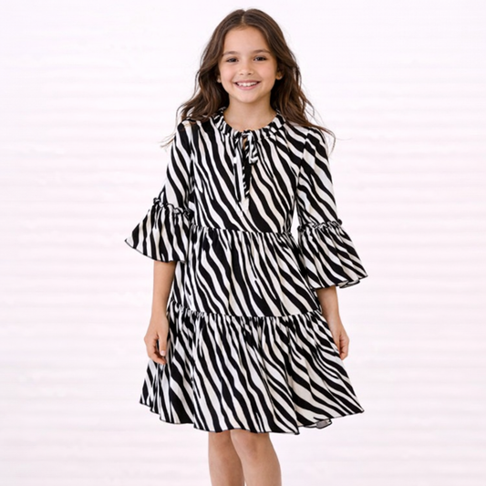 Abito bambina Manila Grace fantasia zebrata con balze e maniche ampie