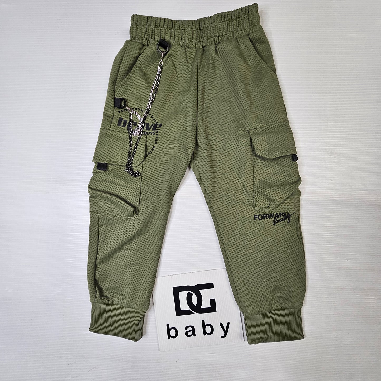 Pantalone bambino cargo sportivo con tasche e catena