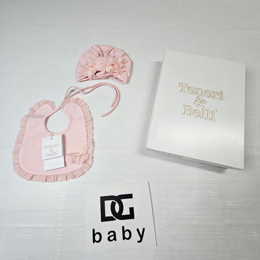 Set neonata bavetta e cappellino rosa con dettagli floreali – TENERI & BELLI