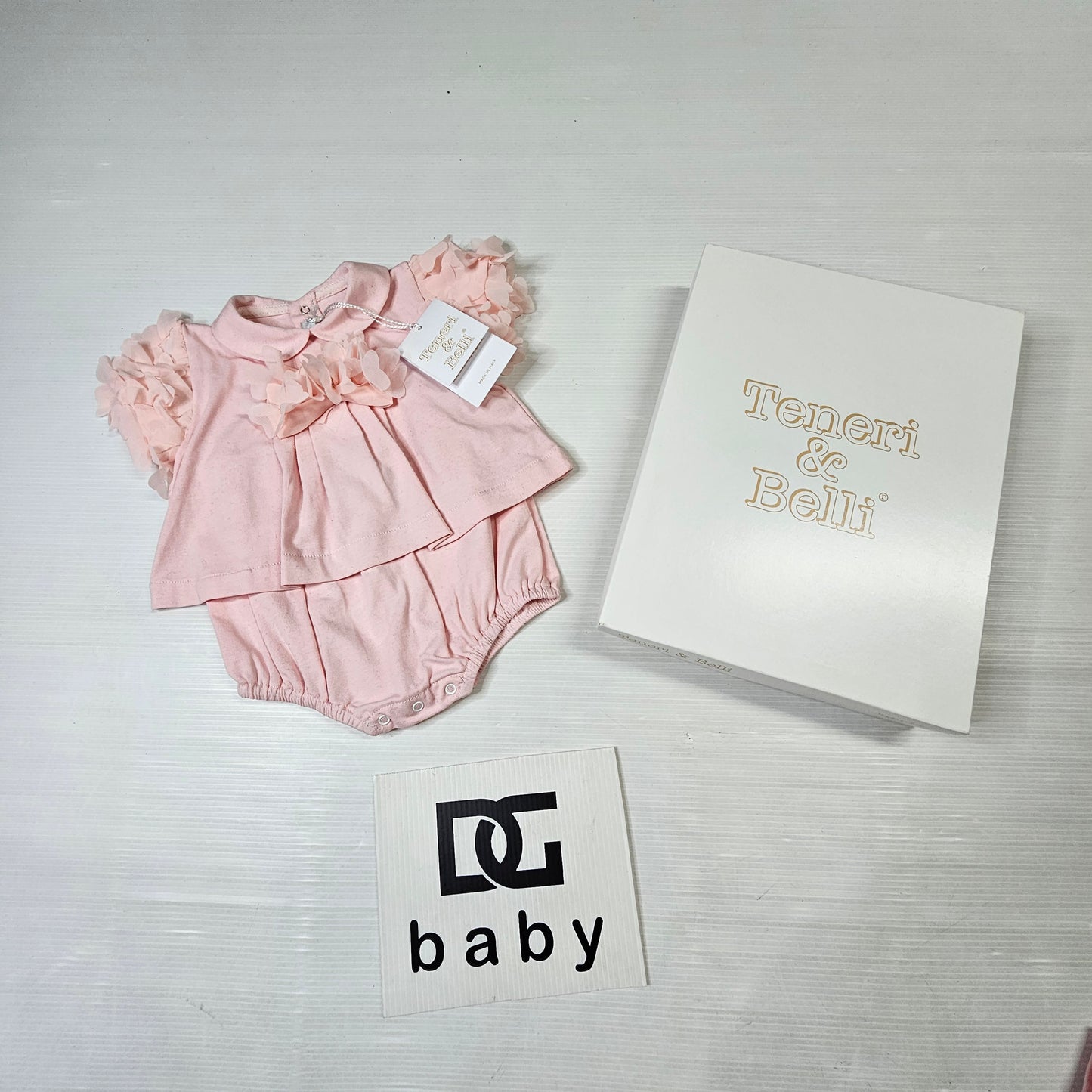 Pagliaccetto neonata rosa con dettagli floreali – TENERI & BELLI